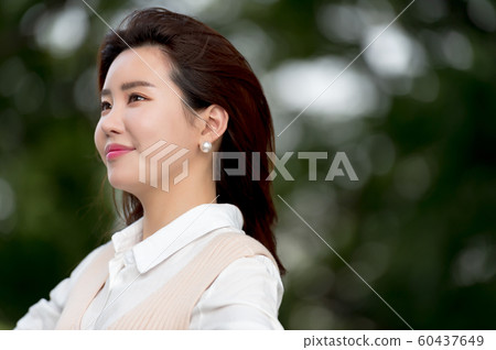 The look of a beautiful Korean woman, a park walk 60437649