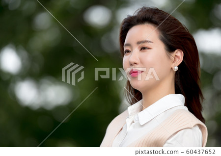The look of a beautiful Korean woman, a park walk The look of a beautiful Korean woman, a park walk 60437652