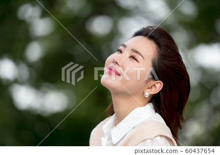一個美麗的韓國女人的樣子，公園散步 60437654