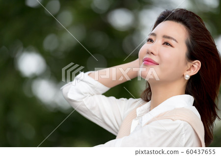 一個美麗的韓國女人的樣子,公園散步 一個美麗的韓國女人的樣子,公園散步 60437655