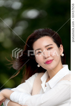 一個美麗的韓國女人的樣子,公園散步 一個美麗的韓國女人的樣子,公園散步 60437656