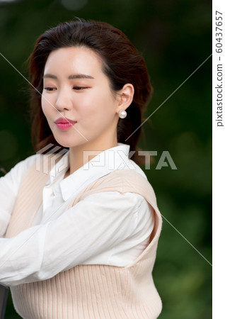 一個美麗的韓國女人的樣子,公園散步 一個美麗的韓國女人的樣子,公園散步 60437657