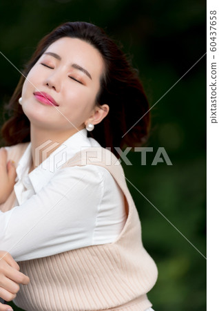 一個美麗的韓國女人的樣子，公園散步 60437658