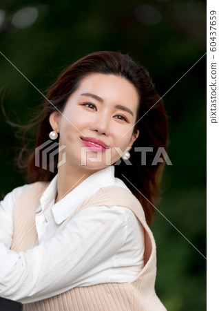 一個美麗的韓國女人的樣子,公園散步 一個美麗的韓國女人的樣子,公園散步 60437659