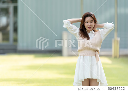 一個美麗的韓國女人的樣子，公園散步 60438222