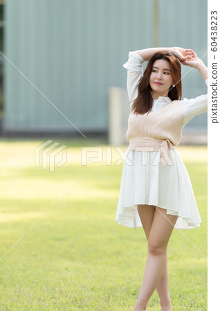 一個美麗的韓國女人的樣子，公園散步 60438223