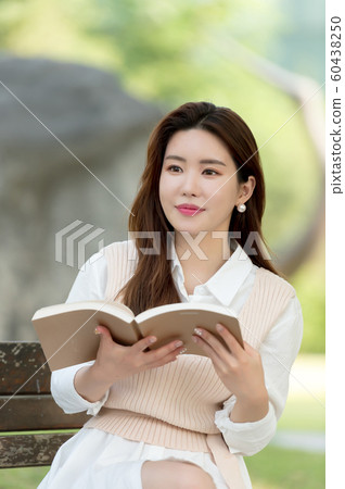 一個美麗的韓國女人的樣子，公園散步 60438250