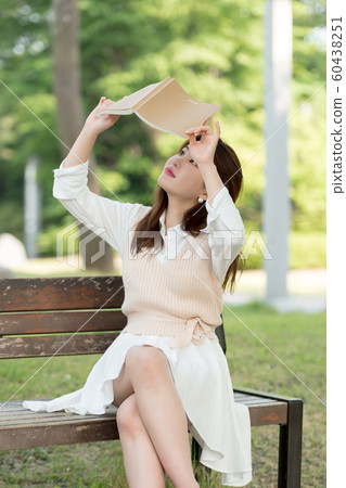 一個美麗的韓國女人的樣子，公園散步 60438251