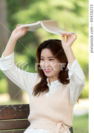 一個美麗的韓國女人的樣子，公園散步 60438253