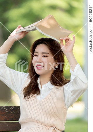 一個美麗的韓國女人的樣子,公園散步 一個美麗的韓國女人的樣子,公園散步 60438254