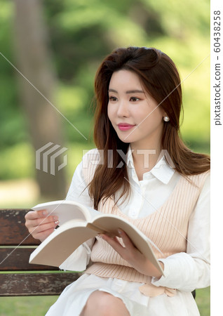 The look of a beautiful Korean woman, a park walk The look of a beautiful Korean woman, a park walk 60438258