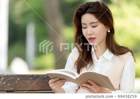 The look of a beautiful Korean woman, a park walk The look of a beautiful Korean woman, a park walk 60438259