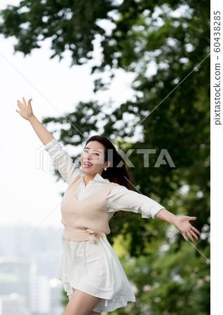 一個美麗的韓國女人的樣子,公園散步 一個美麗的韓國女人的樣子,公園散步 60438285