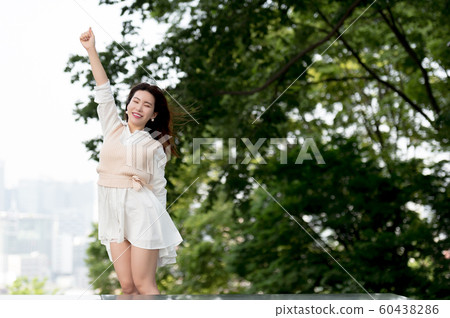 一個美麗的韓國女人的樣子,公園散步 一個美麗的韓國女人的樣子,公園散步 60438286