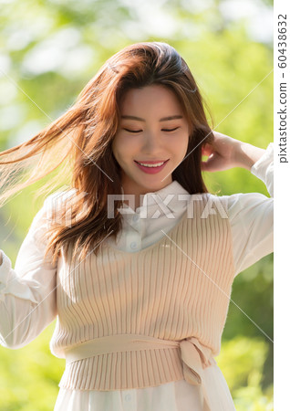 The look of a beautiful Korean woman, a park walk 60438632
