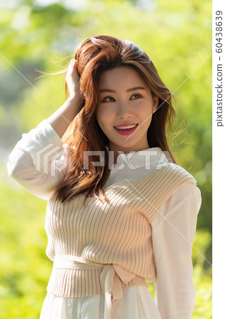 一個美麗的韓國女人的樣子,公園散步 一個美麗的韓國女人的樣子,公園散步 60438639