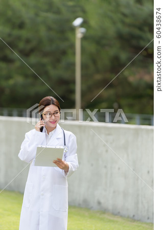 The look of a beautiful Korean woman, a park walk 60438674