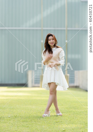 一個美麗的韓國女人的樣子，公園散步 60438721