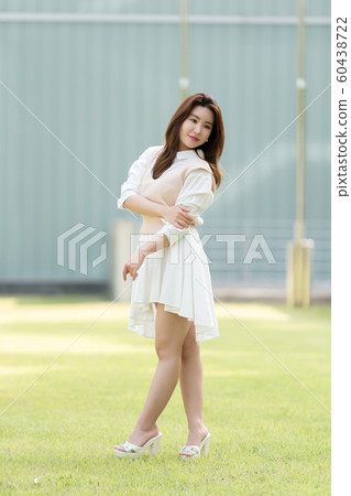 一個美麗的韓國女人的樣子，公園散步 60438722