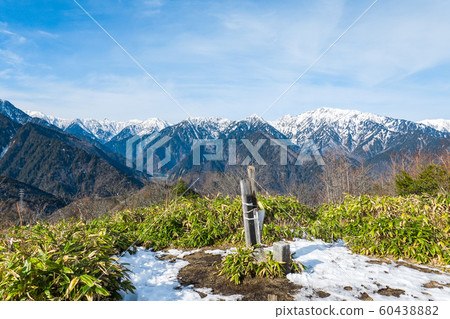 從蘆野峰(12月)的北阿爾卑斯山景觀 從蘆野峰(12月)的北阿爾卑斯山景觀 60438882