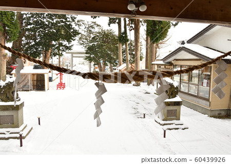 Photographing winter snow scenes in the precincts of the Ohi Shrine in the Ono area of Hokuto City, Hokkaido 60439926