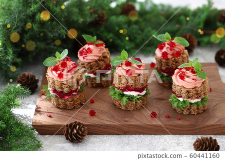 Beats hummus canapes Beats hummus canapes 60441160