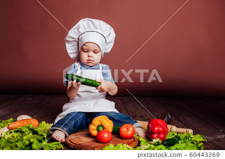 little boy Cook carrots, peppers, tomatoes, lettuce, 60443269