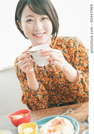 Breakfast women lifestyle 60443969