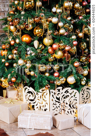 Decorated Christmas tree in gold and yellow 60444605