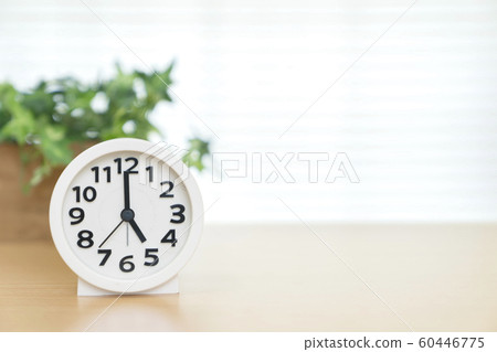 Clock time 5:00, 17:00, 5:00, 17:00 60446775