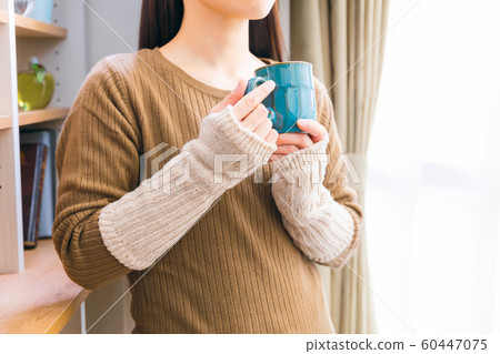 Women who drink hot drinks, arm warmers Women who drink hot drinks, arm warmers 60447075