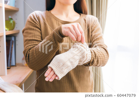 女人穿著暖臂器 60447079