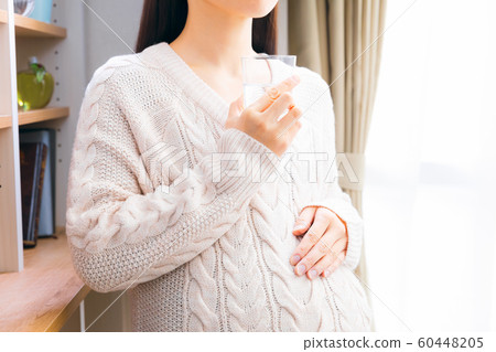 孕婦喝水 孕婦喝水 60448205