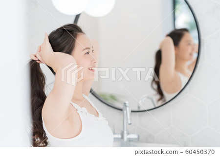 年輕女子,美女,透過鏡子看 年輕女子,美女,透過鏡子看 60450370