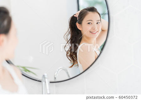 年輕女子,美女,透過鏡子看 年輕女子,美女,透過鏡子看 60450372