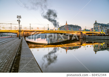Bolshoi Moskvoretsky bridge in the morning 60452344
