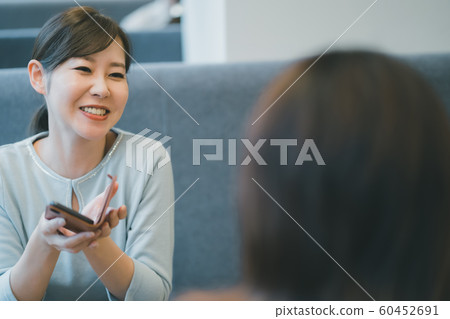 30多歲的女性與智能手機擺弄 60452691