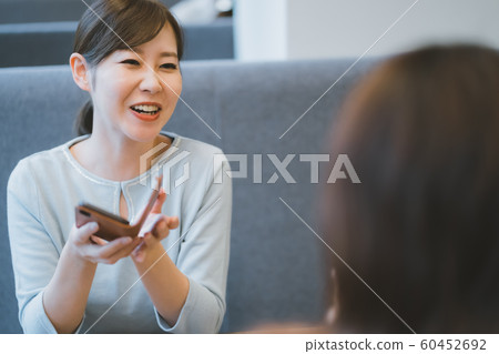 30多歲的女性與智能手機擺弄 60452692