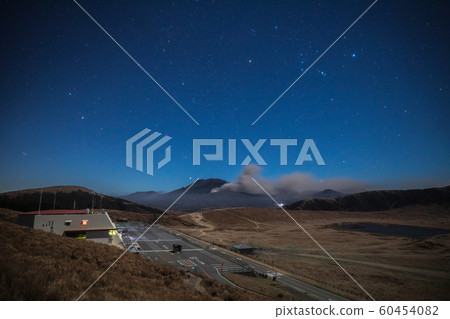 《Mt. Aso, Kumamoto》 Starry sky from Kusaseri Observatory, winter large triangle, and plume of Mt. Aso 60454082