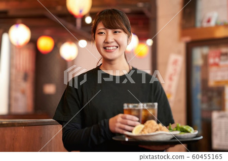 在一家酒吧工作的婦女的工作形象 60455165