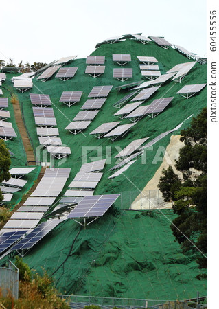 太陽能板安裝在斜坡上 60455556