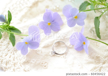 訂婚戒指和藍色中提琴 60456422