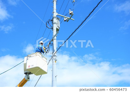 電線桿施工電氣施工恢復工作工人 60456473