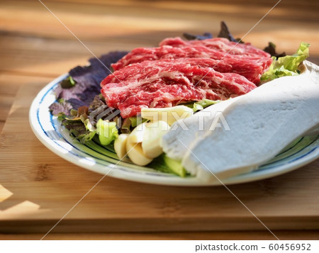 Fresh Korean beef and vegetables, garlic, lettuce, mushrooms Fresh Korean beef and vegetables, garlic, lettuce, mushrooms 60456952