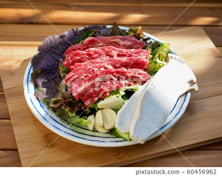 新鮮韓國牛肉、蔬菜、大蒜、生菜、蘑菇 60456962