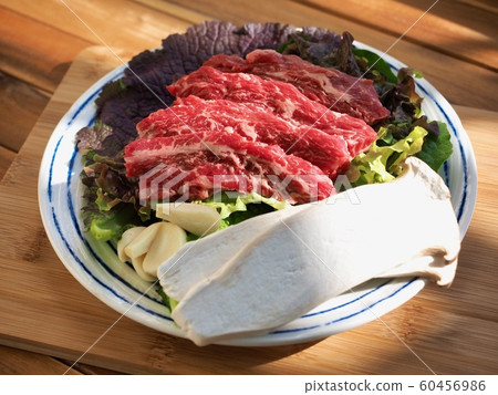 Fresh Korean beef and vegetables, garlic, lettuce, mushrooms 60456986