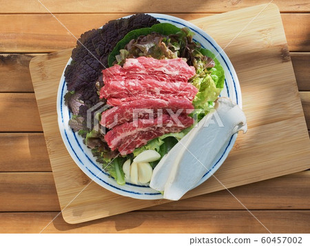 Fresh Korean beef and vegetables, garlic, lettuce, mushrooms Fresh Korean beef and vegetables, garlic, lettuce, mushrooms 60457002