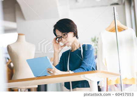 Apparel shop female clerk 60457053