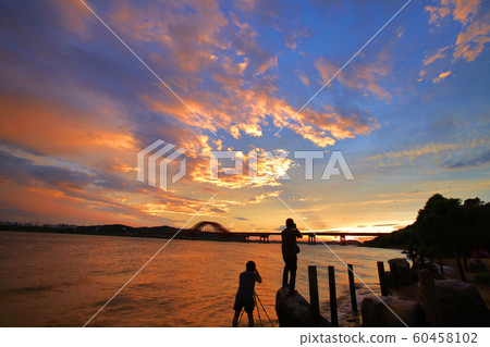 Han River sunset, sunset, photographer, fire bridge, 60458102