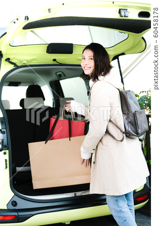 Woman shopping car 60458178